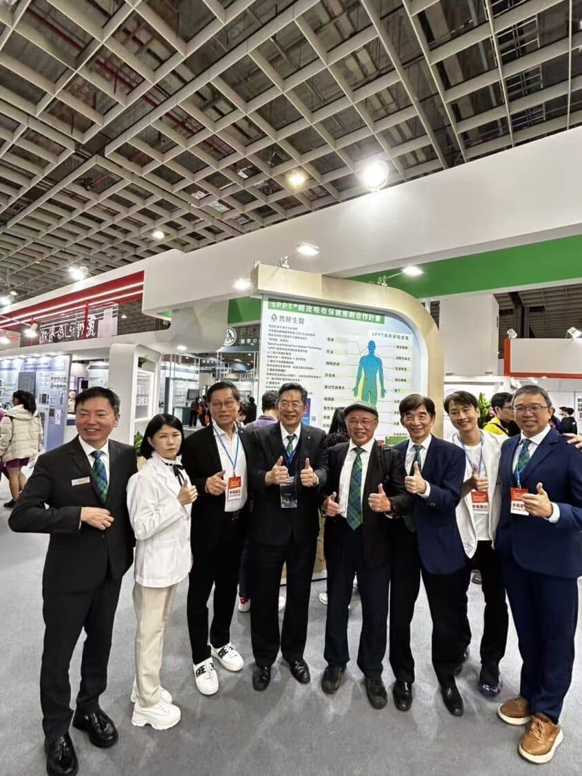 普健生物科技團隊於展會現場合影,並向產業與民眾介紹 sPPT 生醫傳導平台研究進展。 (圖/普健生物科技提供)